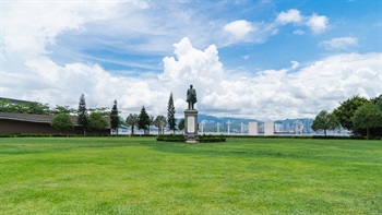 Sun Yat Sen Memorial Park is located on the Harbourfront in Sai Ying Pun and covers an area of about 4.1 hectares. The park is named after Sun Yat Sen (Dr. Sun) to commemorate his contribution to the development of modern China. A thematic design is adapted and implemented in the facilities of the park.